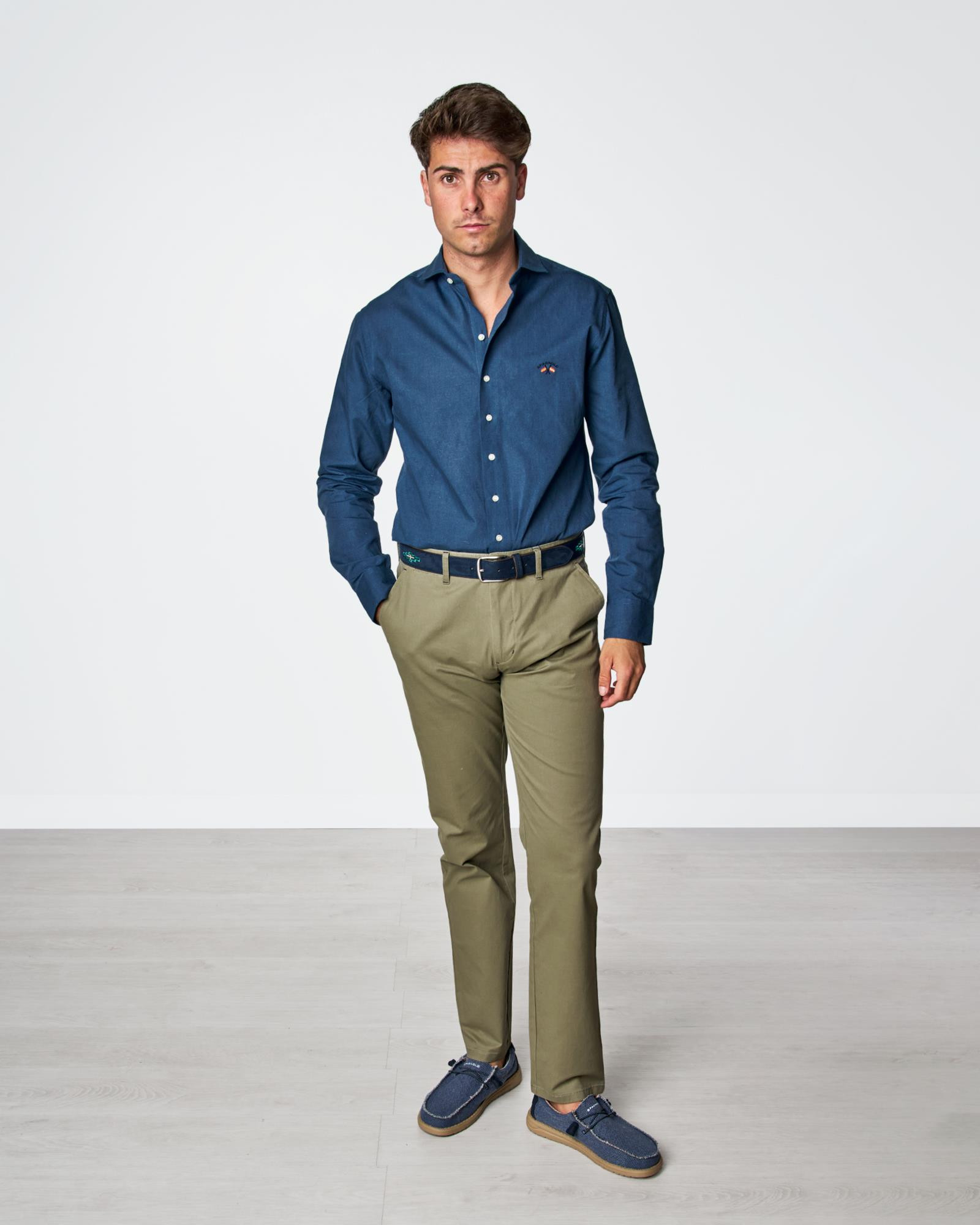 PANTALON CHINO DE HOMBRE GABARDINA VERDE KHAKI Color VERDE OSCURO REF. 000077 Talla 38