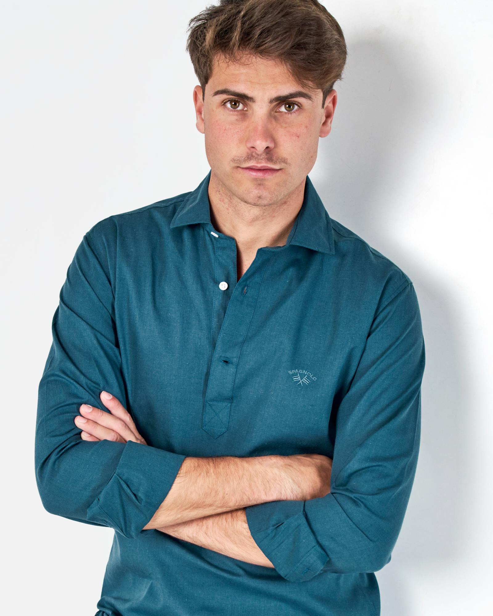 CAMISA POLERA DE HOMBRE LINO REGULAR CUELLO CUTAWAY LISO Color AZUL MARINO REF. 000068 Talla 01
